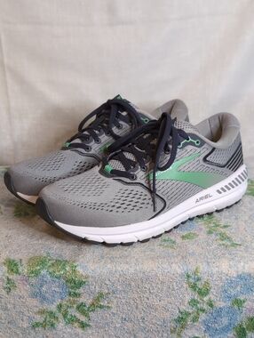 Brooks Ariel '20 Running Shoes Green womens 9.56